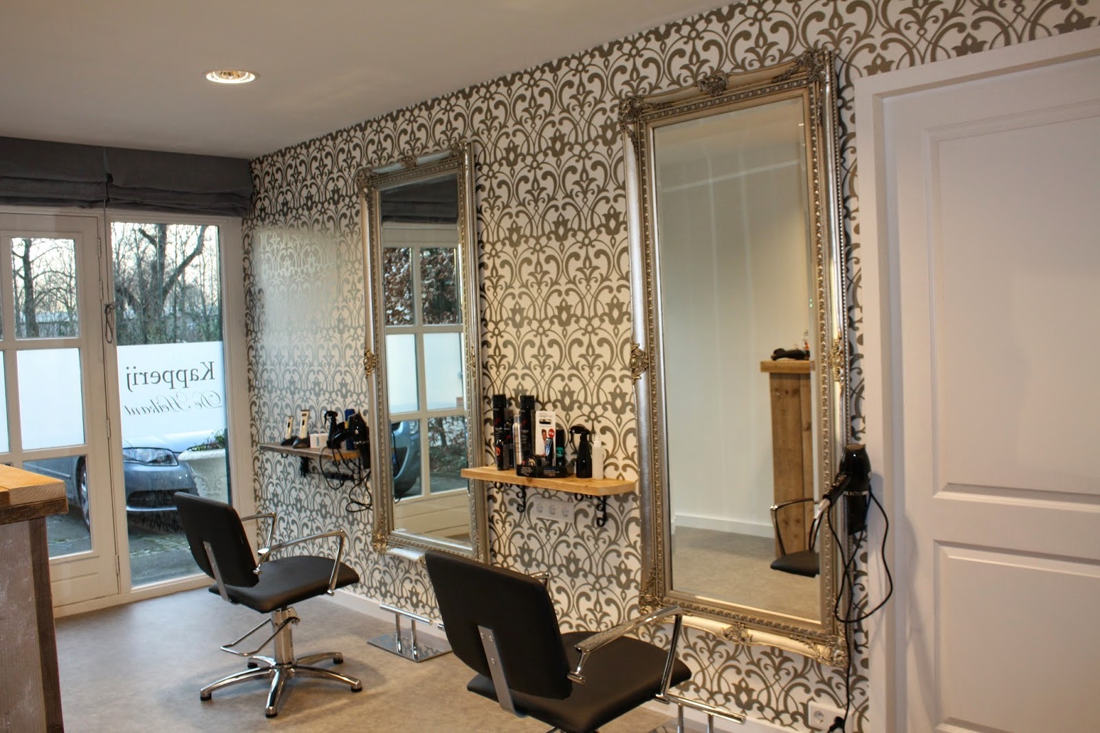 Twee knipstoelen voor antieke zilveren spiegellijsten op damask-behang